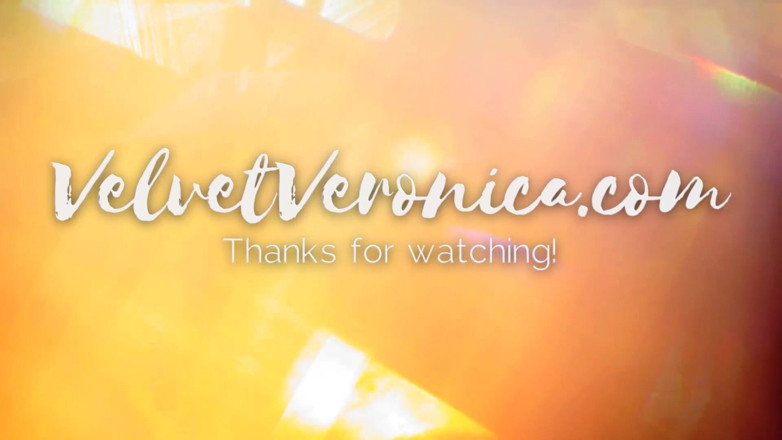 VelvetVeronica: Me cogió un chorreo de leche en el sofá después...
