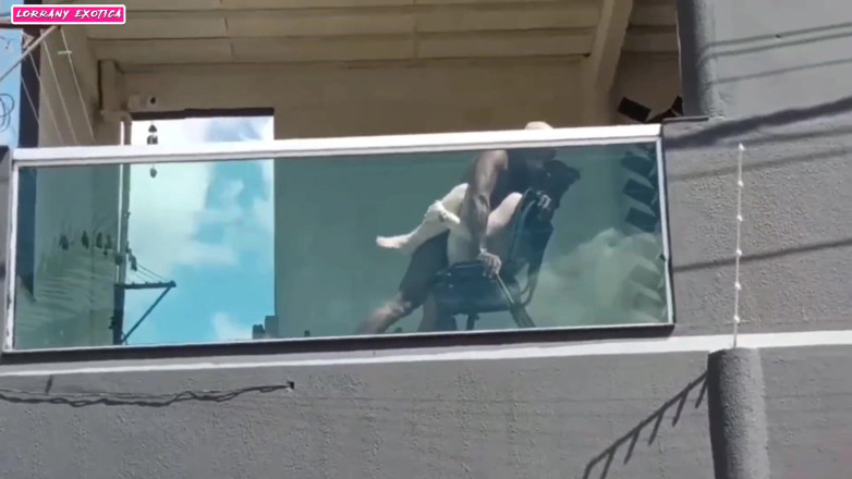 Lorrany exotica: Ero così eccitato che ho fatto sesso sul balcone con...