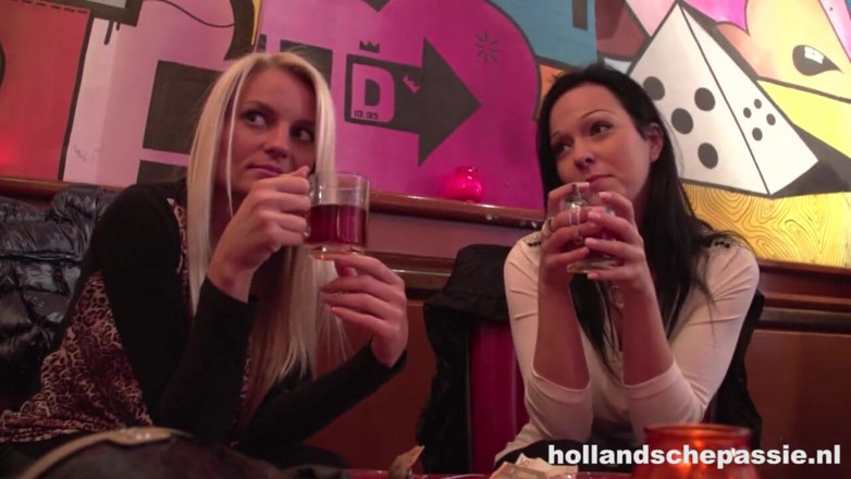 Hollandsche Passie: Doi turiști devin lesbiene
