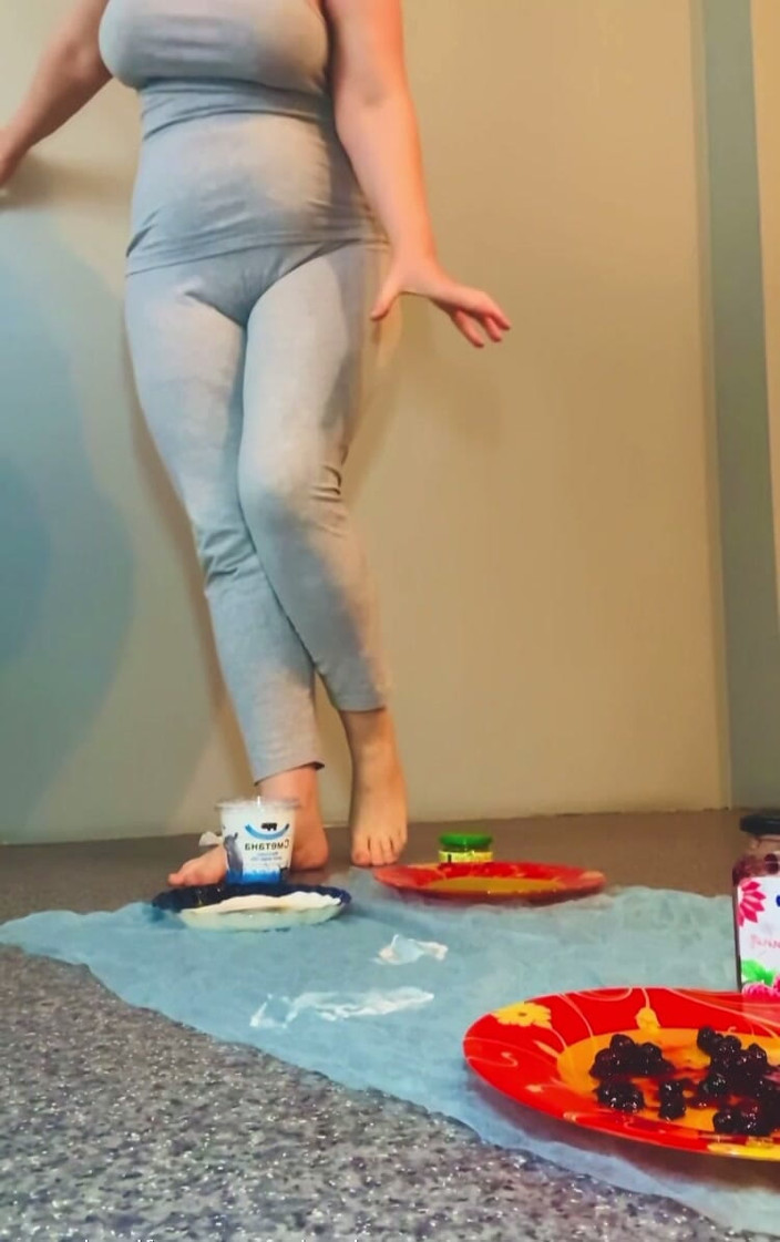 Vikki Georgia: Food Foot Play