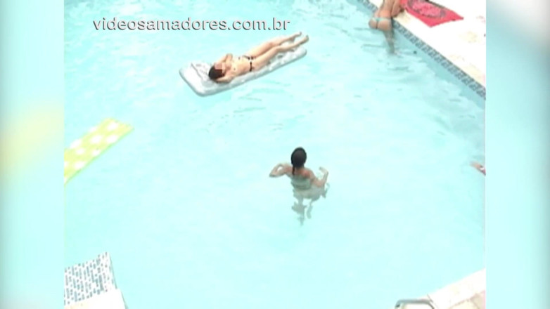 Amateurs videos: Il ragazzo filma gli amici spudorata nudi in piscina