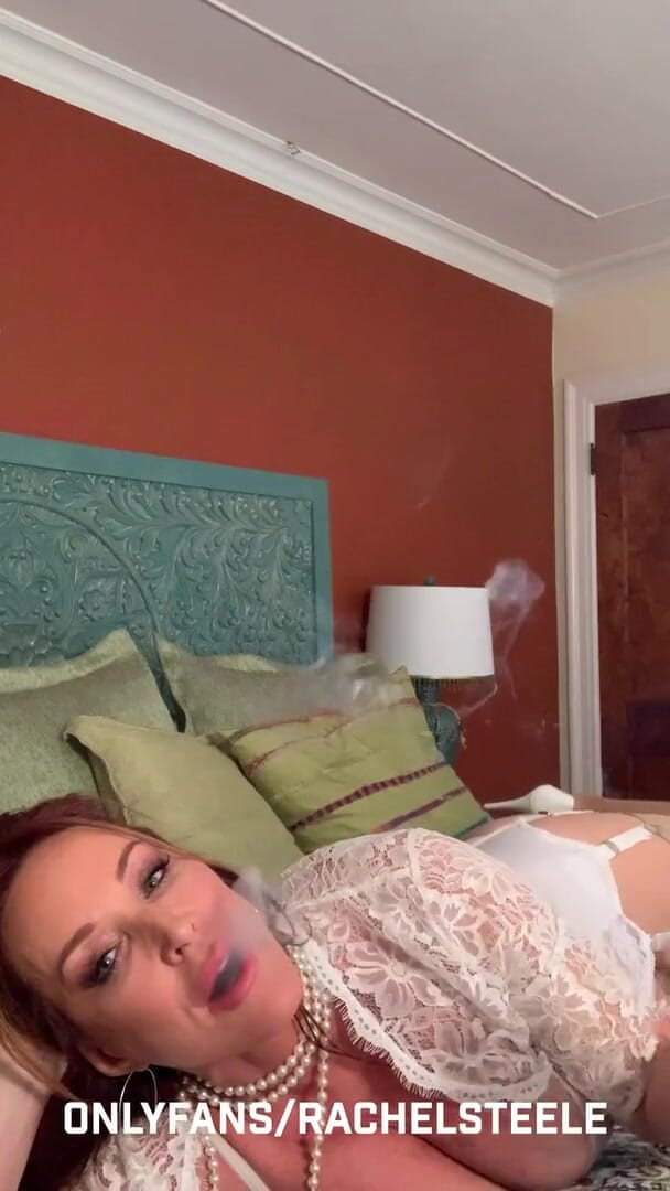 Rachel Steele: Mẹ kế nghỉ hút thuốc