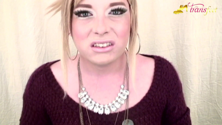 Trans and Cross-Dressers Feet: Blonďatá Tranny Mallory a její krásné růžové nehty