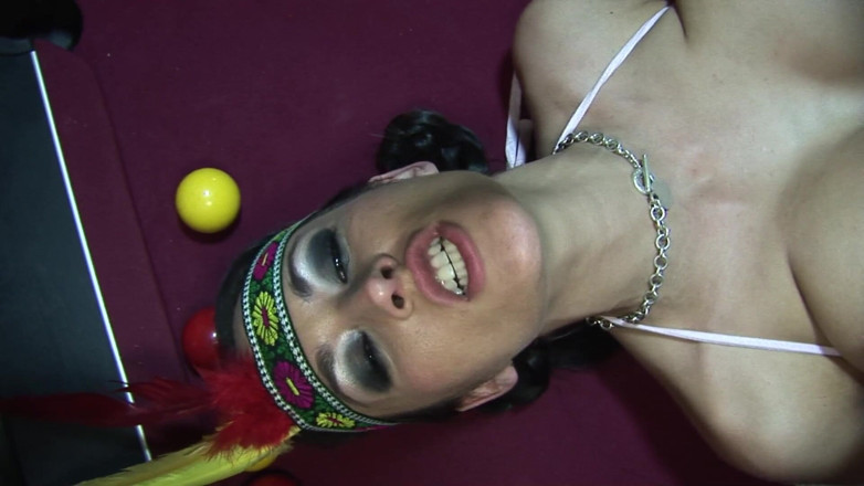 Radical: Kinky seksfeest met twee rondborstige babes
