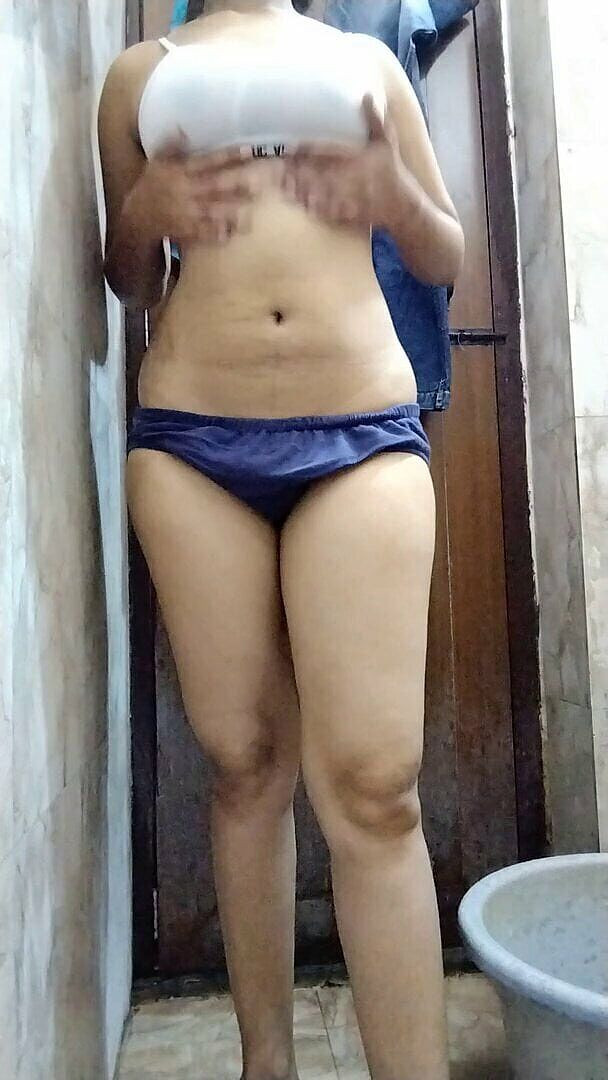 Riyathakur: Fată sexy studentă care își expune corpul sexy