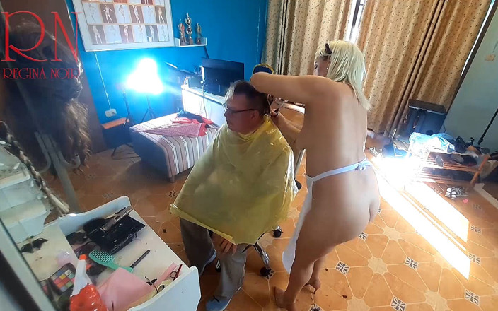 Regina Noir: Frizerie nudistă. Doamnă goală coafor într-un șorț, clientul este surprins