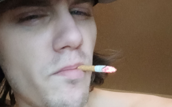 Smoke fetish: Sunny fume, buste grosses éjacs