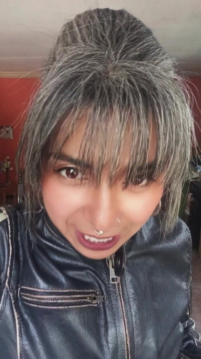 Casia Castro: 慢慢吸气，穿皮衣的吸烟说明。