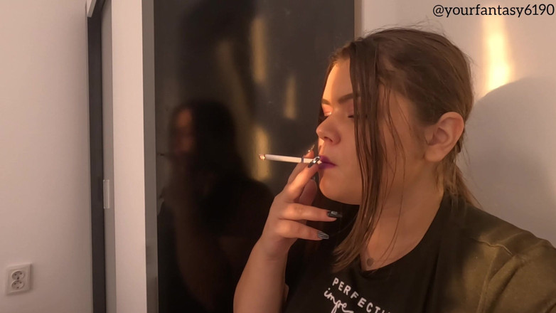 Your fantasy studio: Fumer avec du rouge à lèvres violette, gros plan sur le...