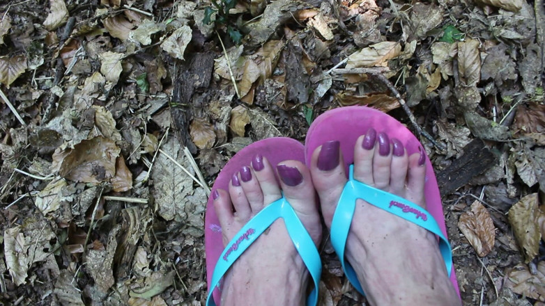 Lilly Disgrace: Sissy-füße im wald