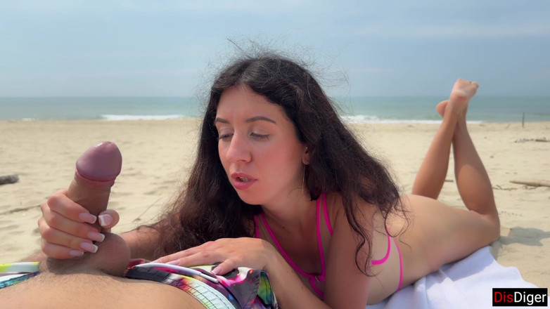 Dis Diger: Masturbação pública na praia com a mão poderosa