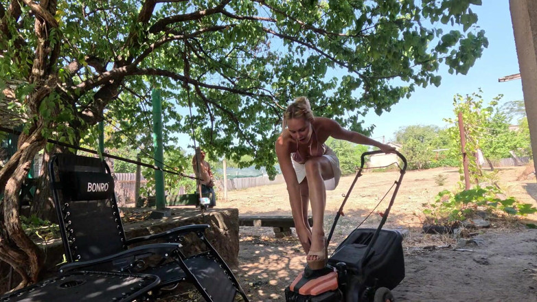 HotPrincessUA: Kren Dalam Platform Seksi Kasut Lawn Mower &amp; Kereta Wont Start