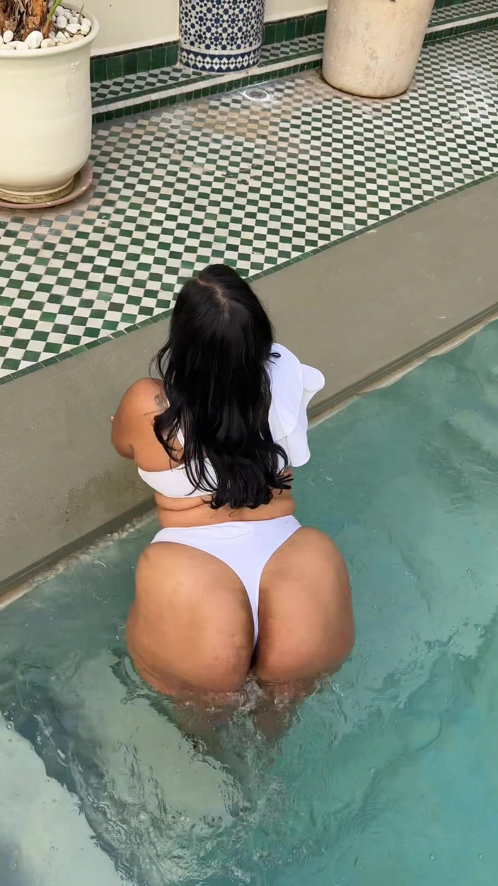 Zozonicoco: BBW Twerking W Basenie Rozpryskiwanie Wody Z Ogromnym Tyłkiem. Mokry...