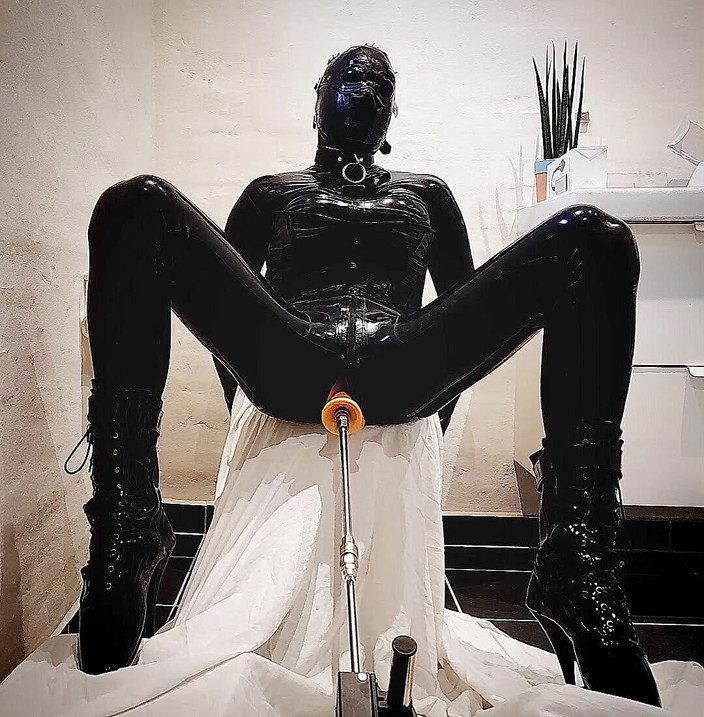Hooded June: Boneca gostosa é fodida por máquina e goza