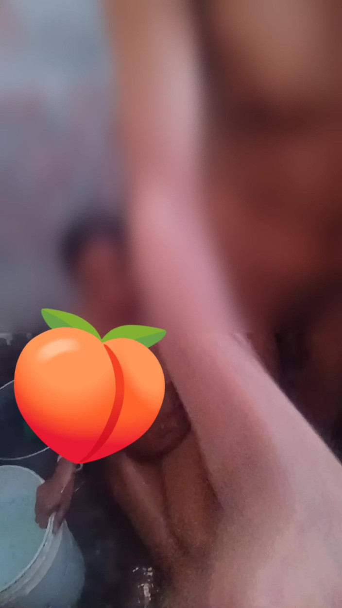 Mrandmrsvema22: Výstřik do kundičky Detailní záběr na lízání zadku kluka v...
