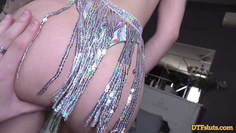 DTFSluts: La brune Bella Mur trémousse ses atouts dans une danse...
