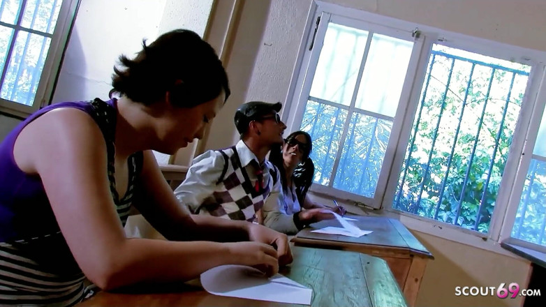Full porn collection: Nerd é fodida em sala de aula pela jovem tutora Katia...