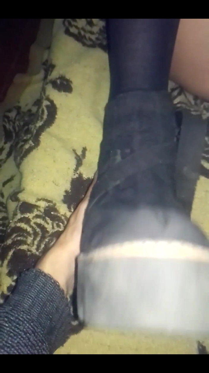 Fitcure1: Me quito los zapatos y le tomo las piernas.