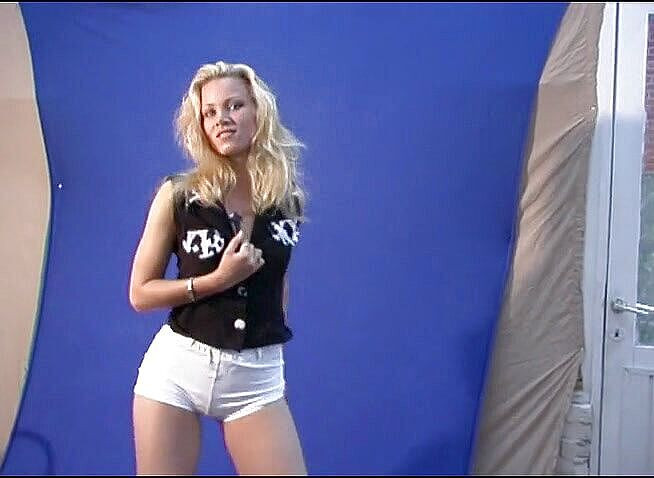 Flash Model Amateurs: Frumusețea blondă amatoare adoră să-și arate corpul sexy