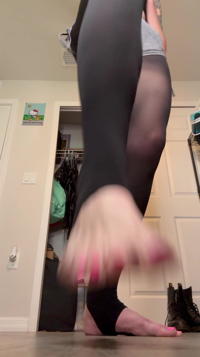 Peppermint Giantess: Pisoteando duro descalzo en estribos de tamaño 16 pies