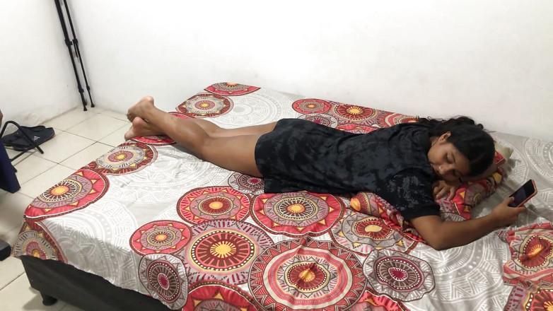 Johanna_love: Aku nemuin saudara tiriku sendirian di kamarnya dan aku masuk...