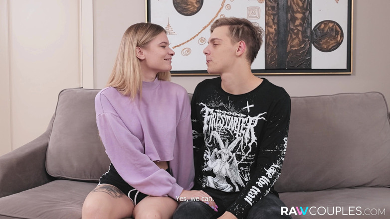 Teen Mega World: Des amants se rappellent leur première nuit