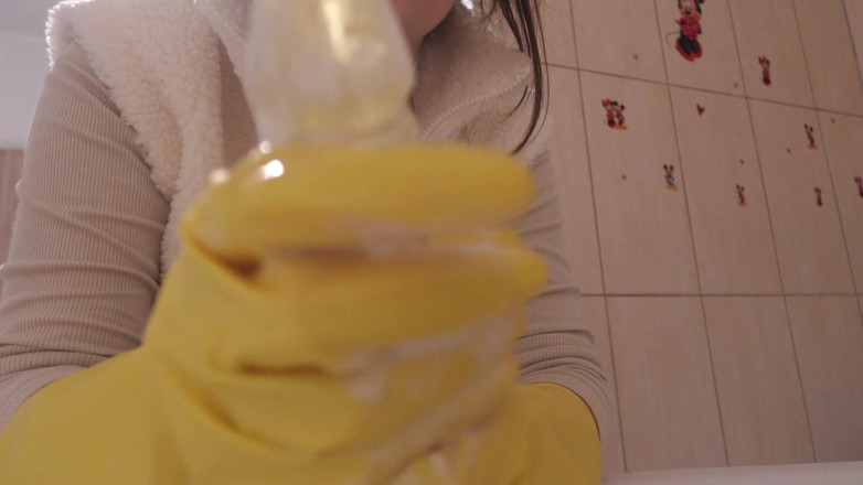 AmayaMori: Ma demi-sœur dans des gants jaunes de vaisselle prend un...
