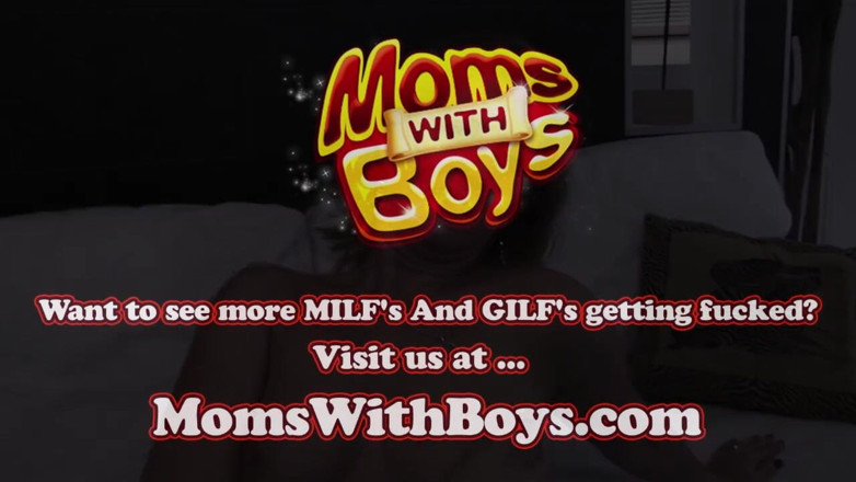 Moms With Boys: Mamma matura sorprende il figliastro a masturbarsi