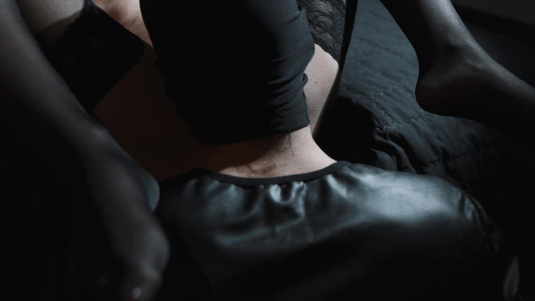 Jay_kate: Cowok ini lagi asik orgasme intens sambil berlutut dan jilat...