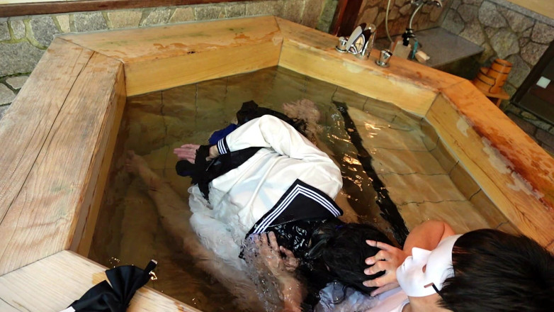 ushirosugatanomiki: Uniforme dégoulinant, attaché dans une baignoire et enseigné hors campus