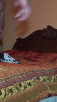 Veronica trahit son mari avec un ami dans une orgie amateur