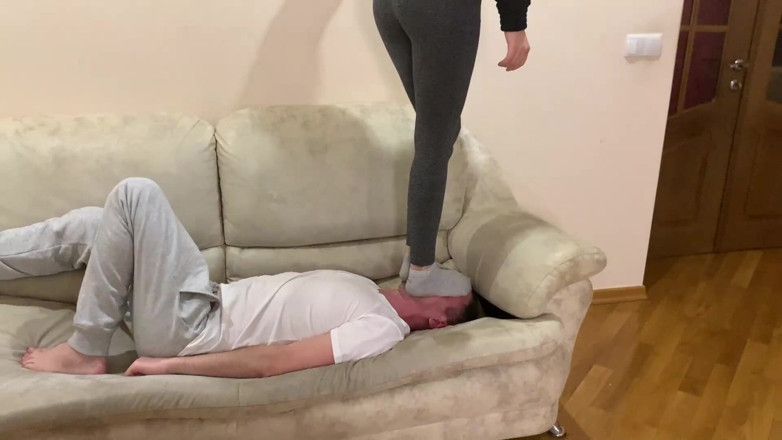 Petite Princesses Femdom: Călcare reală extremă cu sărituri în picioare și față plină de greutate în șosete...