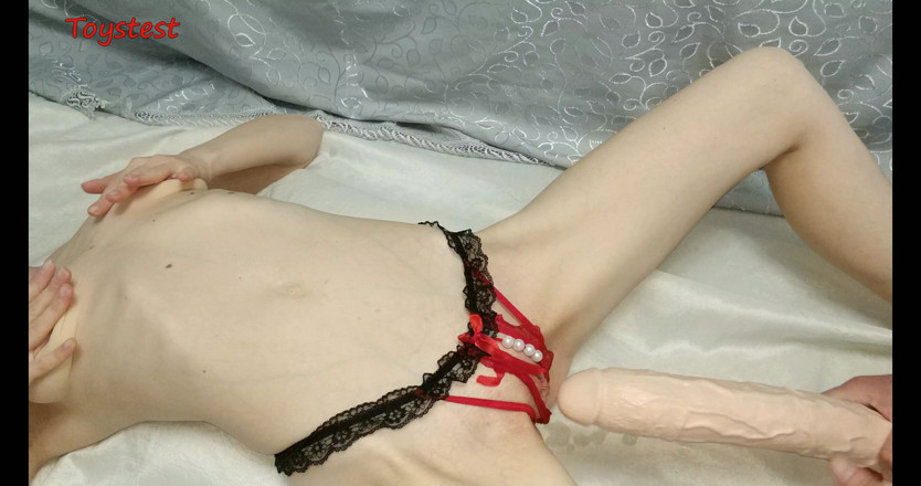 Toystest: Дружина попросила розтягнути її пизду великим ділдо