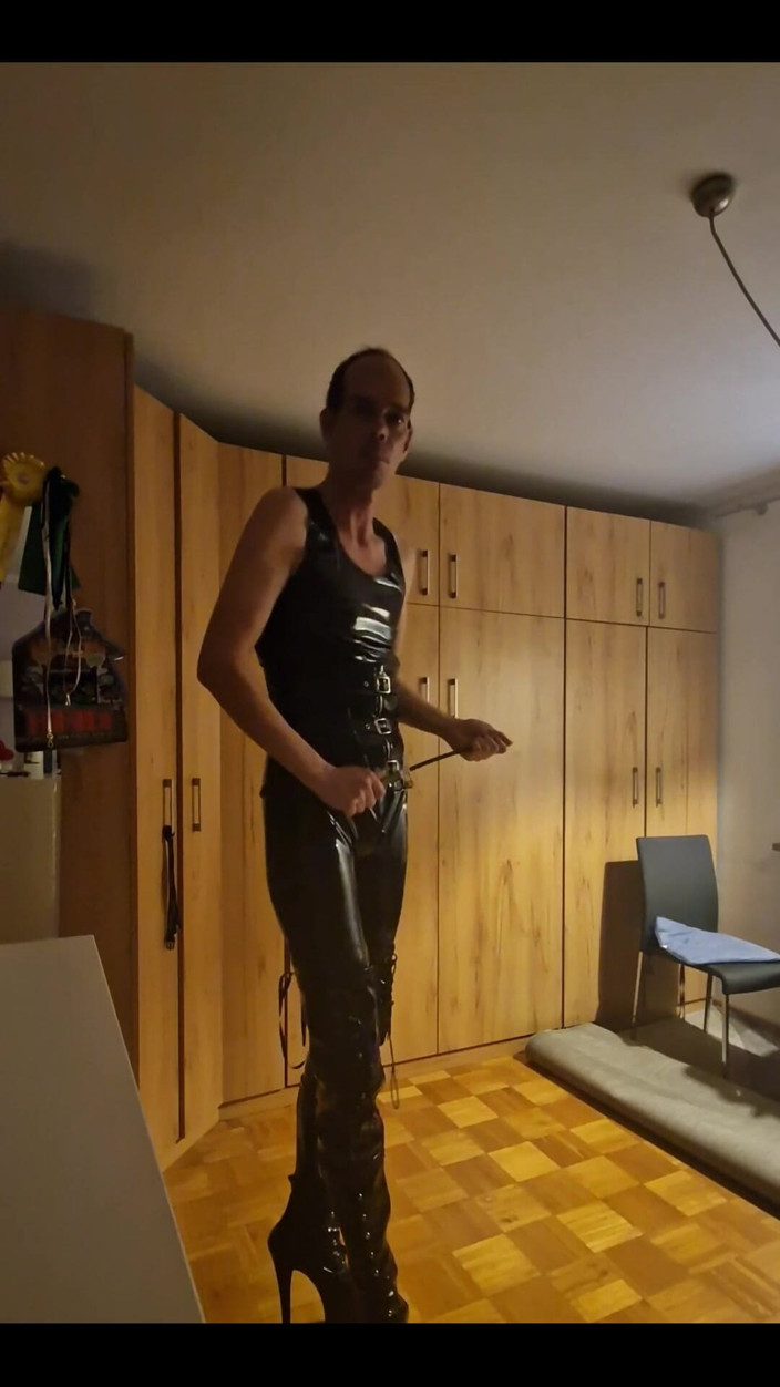 Gentle Dom: W lateksie i butach 1