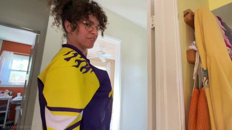 VibeWithMommy: Stiefmoeders clown college-toepassing