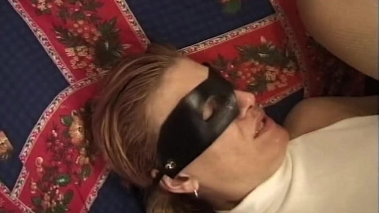 Bangora MILFs: Mamă sexy legată la ochi udă de la futai intens...