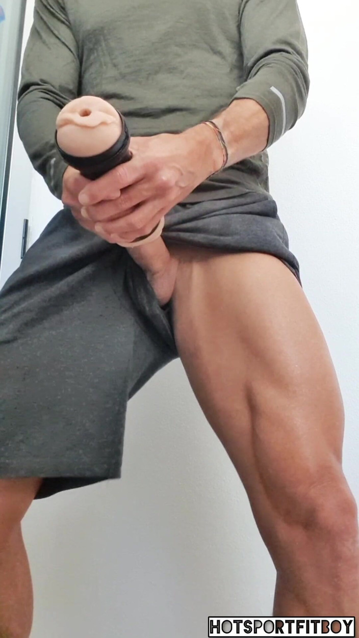 Hotsportfitboy: Рискованная мастурбация в окне приводит к камшоту внутри искусственная вагина