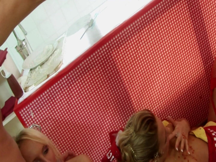 DARVASEX: Funny food scene 2: coppia di cameriere bionde scopano in lingerie...