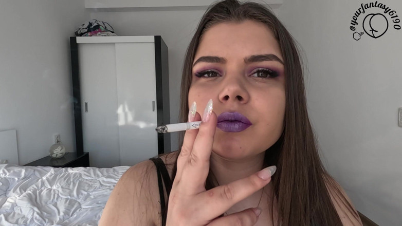 Your fantasy studio: Fumer et vapoter avec du rouge à lèvres violet brillant