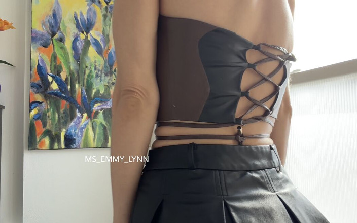 Ms_Emmy_Lynn: Magere Aziatische modellen glanzende leren crop tops en minirokken