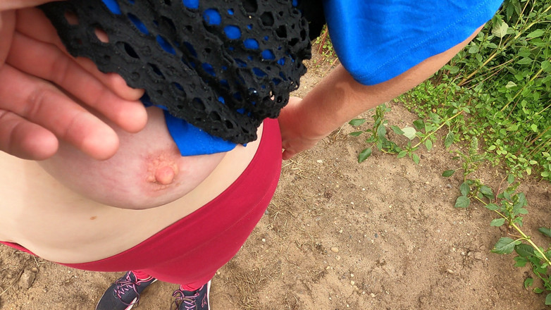 Bouncy Tits Action: Šukání nahých koz mezi kontejnery
