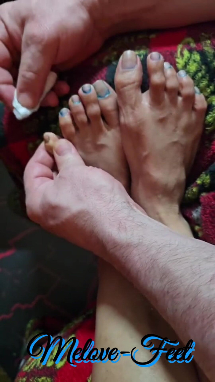 Naelor: Limpando Melove sexy com pezinhos pequenos