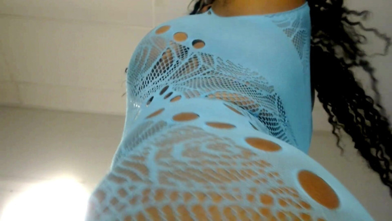 Maeling: Minúscula instrutora de academia fica, rosto extremo sentado e esmaga -...