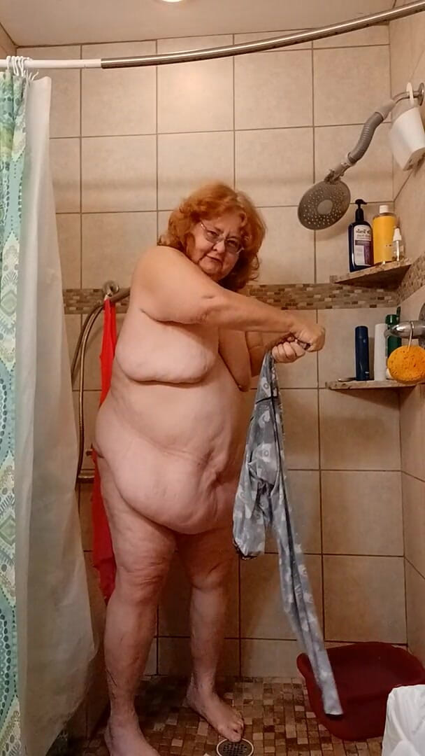 BBW nurse Vicki adventures with friends: Accidenti, mi sono fatto sbirciare i pantaloni vedi?