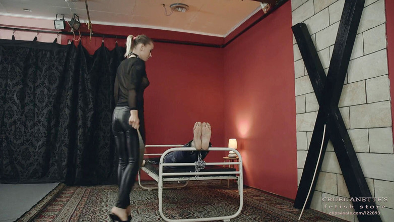 Cruel Anettes fetish world: Bastinado på sängen
