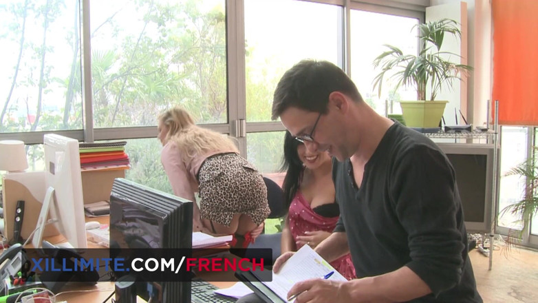 French girls at work: Trio anal avec deux secrétaires à forte poitrine