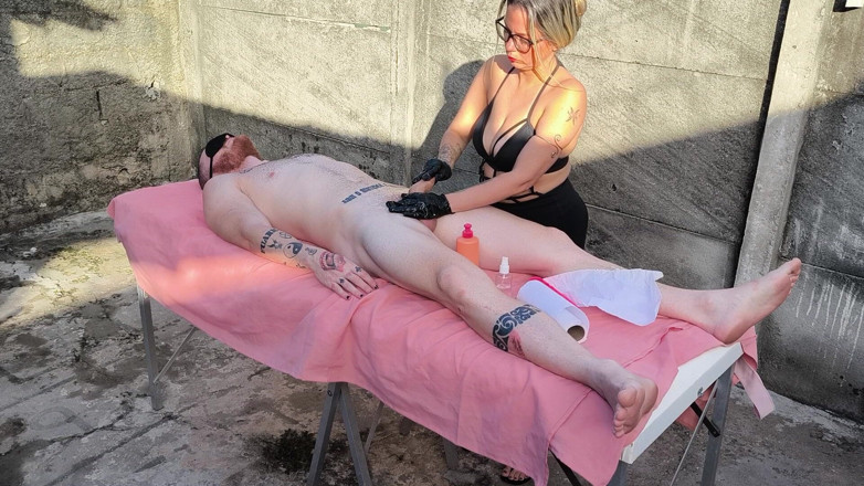 Carmona's films: Massage nu en plein air avec une blonde sexy