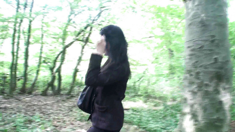 Foot Girls: La dea gloria umilia il suo schiavo nel bosco