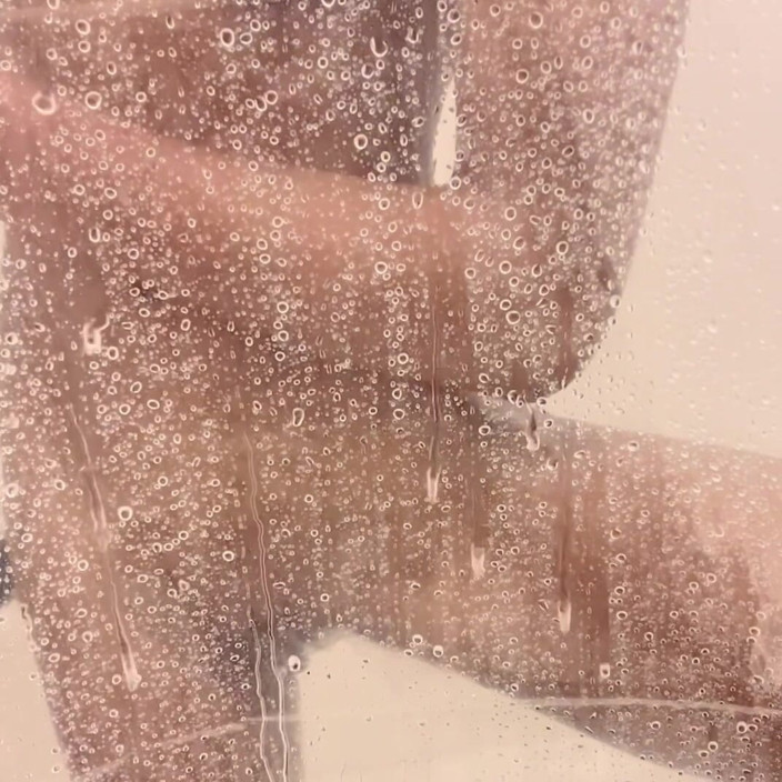 Emilycreams1: シャワー中の髭剃り