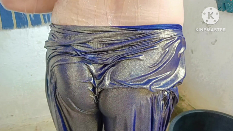 Ankurpriya000: Indische bhabhi nimmt bad in Sari, wenn Devar Bhabhi beim...
